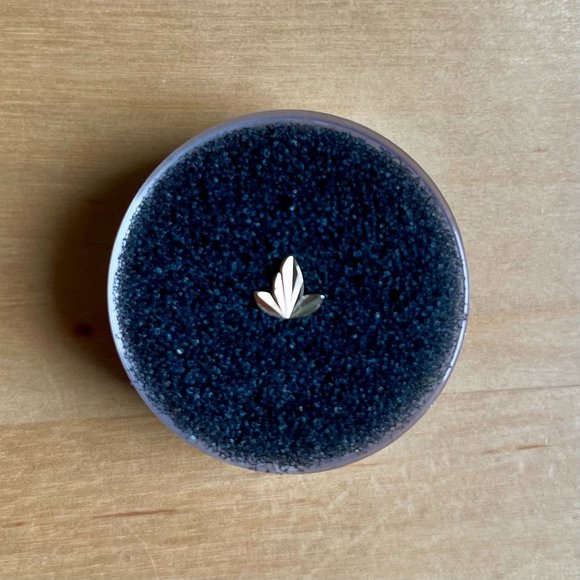 Buddha Organics Jewelry Goldleaf/Leaf Threadless Press-fit End, 14k yellow gold. - Picture 2 of 4